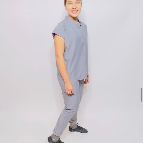 New nursing scrubs comes I three different colours and sizes - Picture 6 of 7